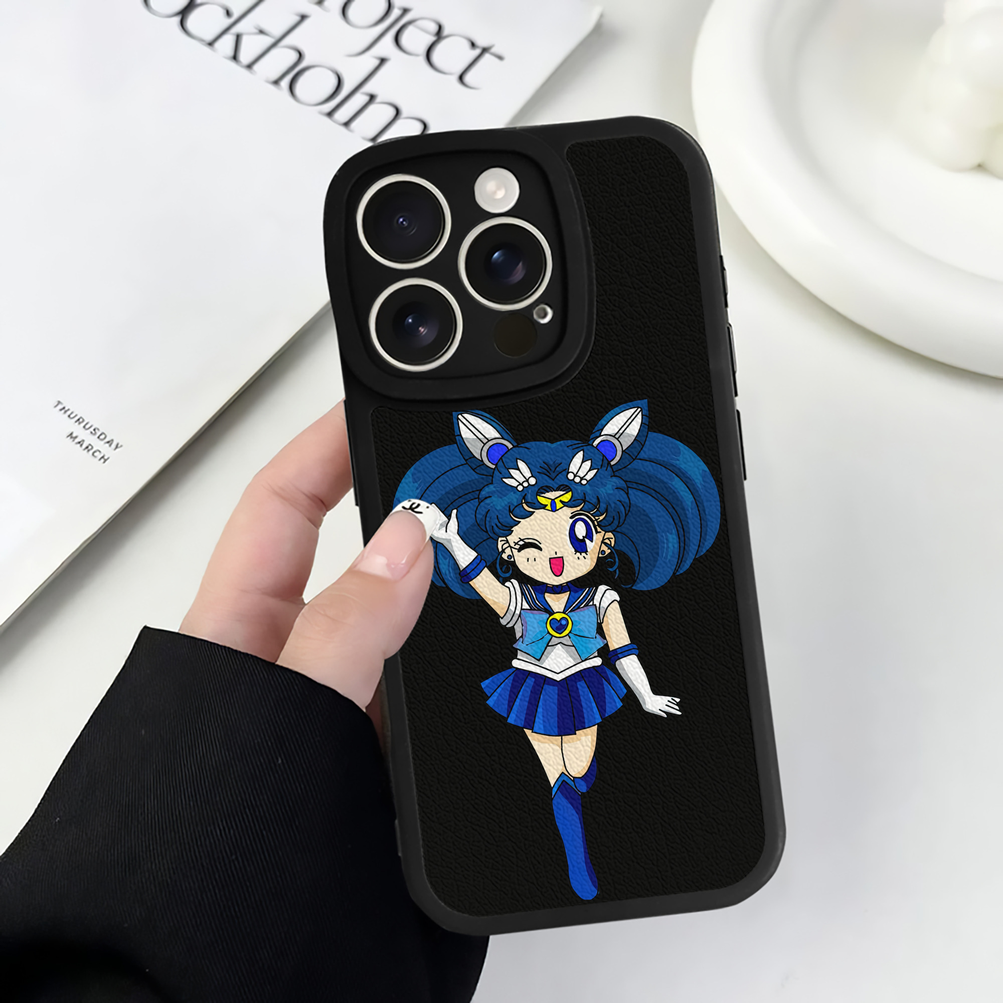 （画像用） 美少女戦士セーラームーン 水野 亜美 みずの あみ Sailor Moon Mizuno Ami 【iPhone 16シリーズ対応】シリコンスマホケース（レザー調） 材質：シリコン